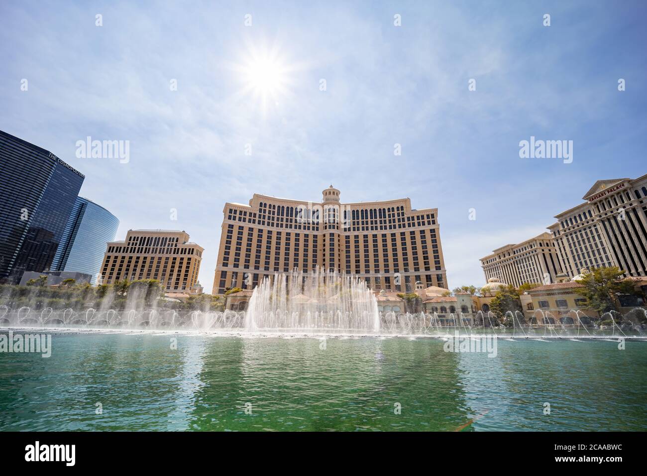 Las Vegas, 2 AGOSTO 2020 - Vista soleggiata della fontana e danza d'acqua del Bellagio Hotel and Casino Foto Stock