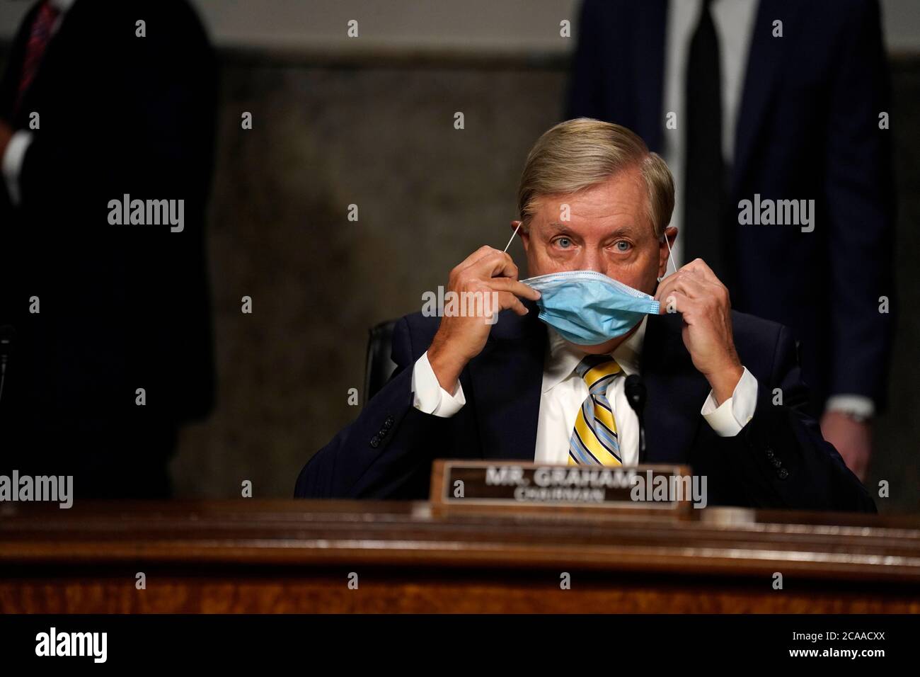 Il senatore degli Stati Uniti Lindsey Graham (repubblicano della Carolina del Sud), presidente del Comitato giudiziario del Senato degli Stati Uniti, rimuove la sua maschera davanti a un'audizione di supervisione del Comitato giudiziario del Senato degli Stati Uniti su Capitol Hill a Washington, mercoledì 5 agosto 2020, per esaminare l'indagine sull'uragano Crossfire. Credit: Carolyn Kaster/Pool via CNP | utilizzo in tutto il mondo Foto Stock