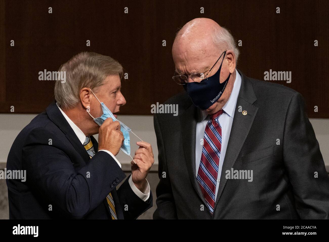 Il senatore degli Stati Uniti Lindsey Graham (repubblicano della Carolina del Sud), presidente del Comitato giudiziario del Senato degli Stati Uniti, a sinistra, parla con il senatore statunitense Patrick Leahy (democratico del Vermont) durante un'audizione di supervisione del Comitato giudiziario del Senato degli Stati Uniti su Capitol Hill a Washington, mercoledì 5 agosto 2020, per esaminare l'indagine sull'uragano Crossfire. Credit: Carolyn Kaster/Pool via CNP | utilizzo in tutto il mondo Foto Stock