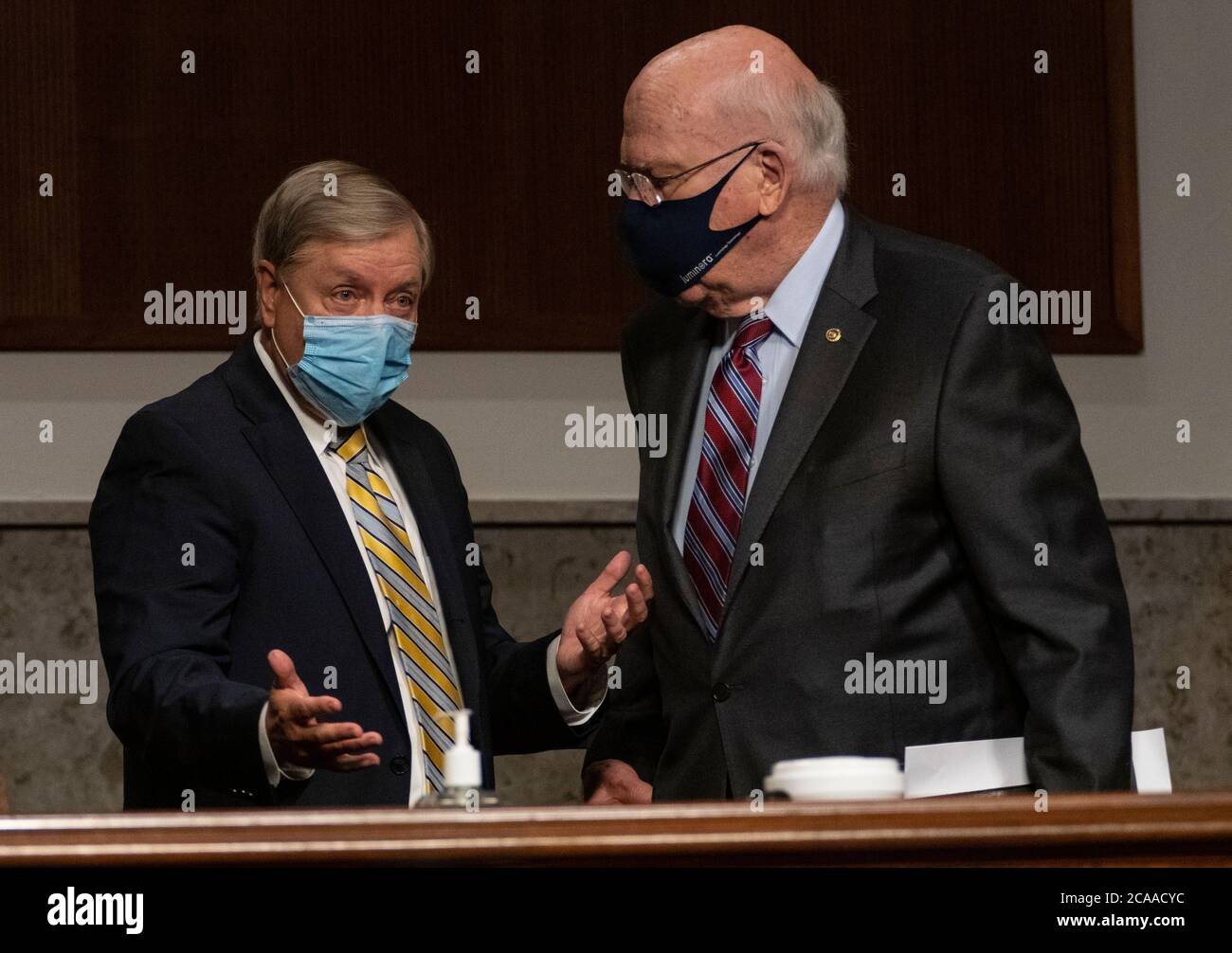 Il senatore degli Stati Uniti Lindsey Graham (repubblicano della Carolina del Sud), presidente del Comitato giudiziario del Senato degli Stati Uniti, a sinistra, parla con il senatore statunitense Patrick Leahy (democratico del Vermont) durante un'audizione di supervisione del Comitato giudiziario del Senato degli Stati Uniti su Capitol Hill a Washington, mercoledì 5 agosto 2020, per esaminare l'indagine sull'uragano Crossfire. Credit: Carolyn Kaster/Pool via CNP | utilizzo in tutto il mondo Foto Stock