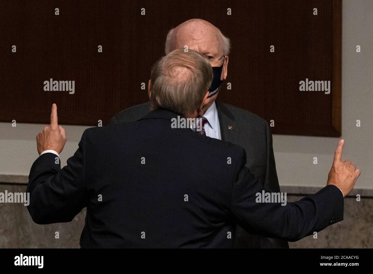 Il senatore degli Stati Uniti Lindsey Graham (repubblicano della Carolina del Sud), presidente del Comitato giudiziario del Senato degli Stati Uniti, con le spalle alla telecamera, parla con il senatore statunitense Patrick Leahy (democratico del Vermont), durante un'audizione di supervisione del Comitato giudiziario del Senato degli Stati Uniti su Capitol Hill a Washington, mercoledì 5 agosto 2020, Esaminare il Crossfire Hurricane Investigation.Credit: Carolyn Kaster/Pool via CNP | utilizzo in tutto il mondo Foto Stock