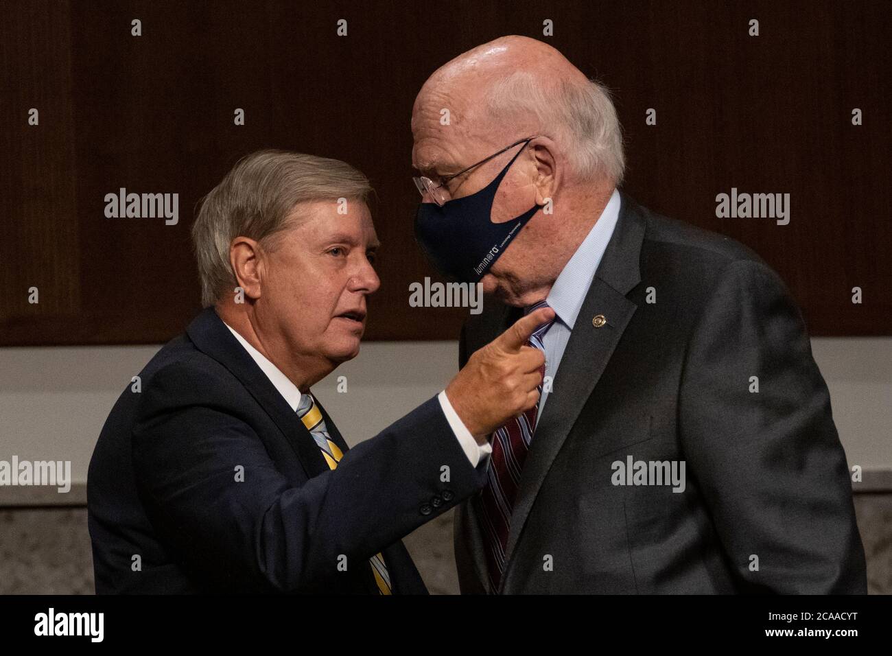 Il senatore degli Stati Uniti Lindsey Graham (repubblicano della Carolina del Sud), presidente del Comitato giudiziario del Senato degli Stati Uniti, a sinistra, parla con il senatore statunitense Patrick Leahy (democratico del Vermont) durante un'audizione di supervisione del Comitato giudiziario del Senato degli Stati Uniti su Capitol Hill a Washington, mercoledì 5 agosto 2020, per esaminare l'indagine sull'uragano Crossfire. Credit: Carolyn Kaster/Pool via CNP | utilizzo in tutto il mondo Foto Stock