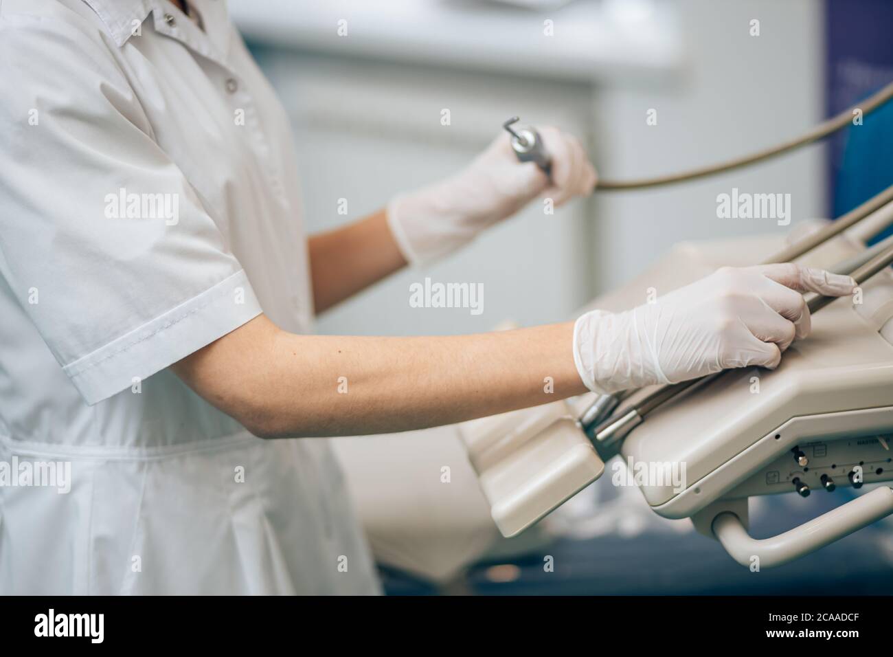 medico in guanti medici usare attrezzatura medica speciale per il trattamento dei denti di puntino. medicina, concetto di salute Foto Stock