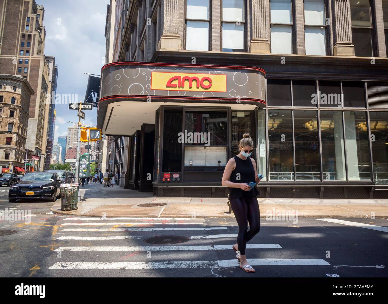 Il Teatro AMC chiuso nel quartiere Flatiron a New York mercoledì 29 luglio 2020. AMC Theaters, la più grande catena di cinema del paese, ha annunciato l'apertura a metà-fine agosto in tempo per l'uscita del potenziale blockbuster estivo, "Tenet".(© Richard B. Levine) Foto Stock