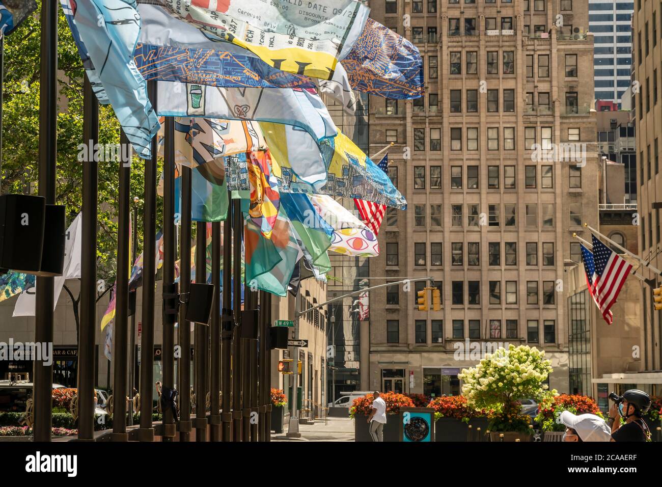 Le 193 bandiere che circondano la pista del Rockefeller Center a New York mostrano il lavoro di individui che hanno progettato bandiere per mostrare il loro amore per New York, visto il giorno di apertura, 1 agosto 2020. Il Rockefeller Center ha presentato un appello per i disegni di bandiere, provenienti da persone con tutte le capacità artistiche, che rappresentano il loro amore per New York per la mostra temporanea che si terrà fino al 16 agosto. Hanno partecipato anche diversi artisti di rilievo. (© Richard B. Levine) Foto Stock