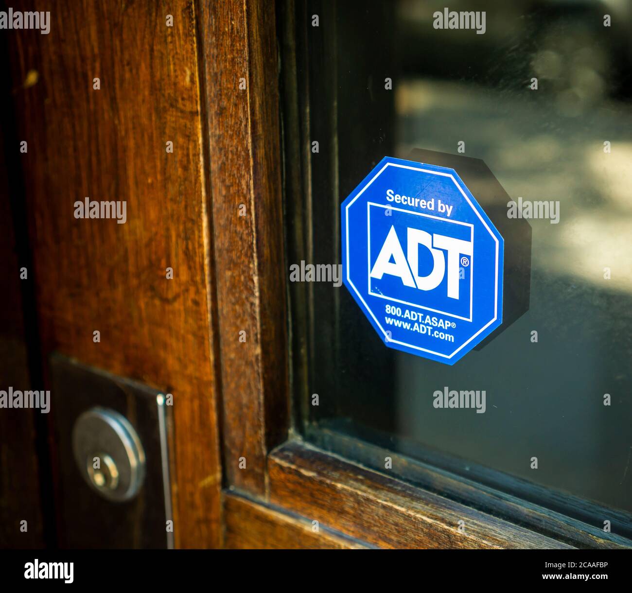 Una decalcomania che informa i ladri che un negozio nel Greenwich Village a New York è protetto dalla società di sicurezza ADT è visto il Lunedi, 3 agosto 2020. Google ha annunciato di aver acquistato una quota del 6.6% in ADT Inc., in un accordo di 450 milioni di dollari. ADT sarà in grado di fornire assistenza per la sicurezza domestica Nest di Google. (© Richard B. Levine) Foto Stock