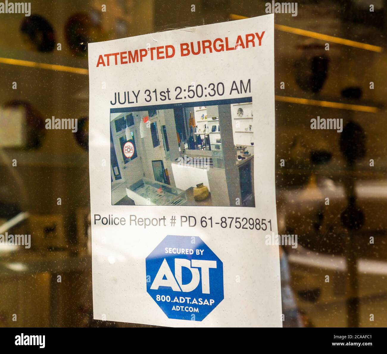 Una decalcomania che informa i ladri che un negozio nel Greenwich Village a New York è protetto dalla società di sicurezza ADT è visto il Lunedi, 3 agosto 2020. Google ha annunciato di aver acquistato una quota del 6.6% in ADT Inc., in un accordo di 450 milioni di dollari. ADT sarà in grado di fornire assistenza per la sicurezza domestica Nest di Google. (© Richard B. Levine) Foto Stock