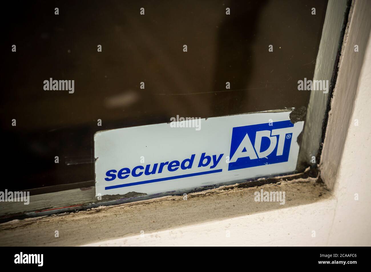 Una decalcomania che informa i ladri che un negozio nel Greenwich Village a New York è protetto dalla società di sicurezza ADT è visto il Lunedi, 3 agosto 2020. Google ha annunciato di aver acquistato una quota del 6.6% in ADT Inc., in un accordo di 450 milioni di dollari. ADT sarà in grado di fornire assistenza per la sicurezza domestica Nest di Google. (© Richard B. Levine) Foto Stock