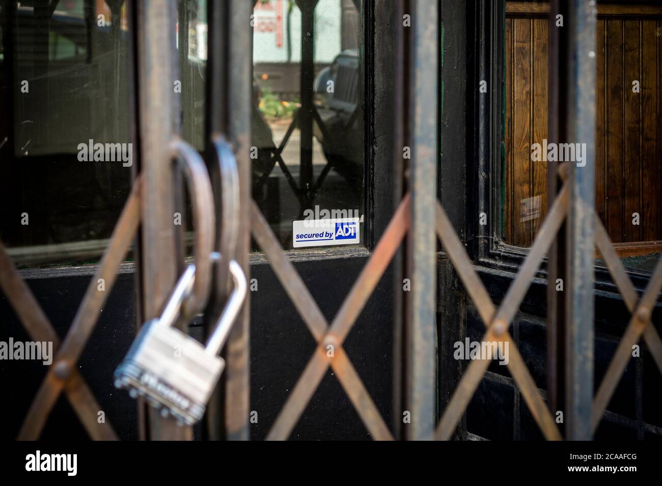 Una decalcomania che informa i ladri che un negozio nel Greenwich Village a New York è protetto dalla società di sicurezza ADT è visto il Lunedi, 3 agosto 2020. Google ha annunciato di aver acquistato una quota del 6.6% in ADT Inc., in un accordo di 450 milioni di dollari. ADT sarà in grado di fornire assistenza per la sicurezza domestica Nest di Google. (© Richard B. Levine) Foto Stock