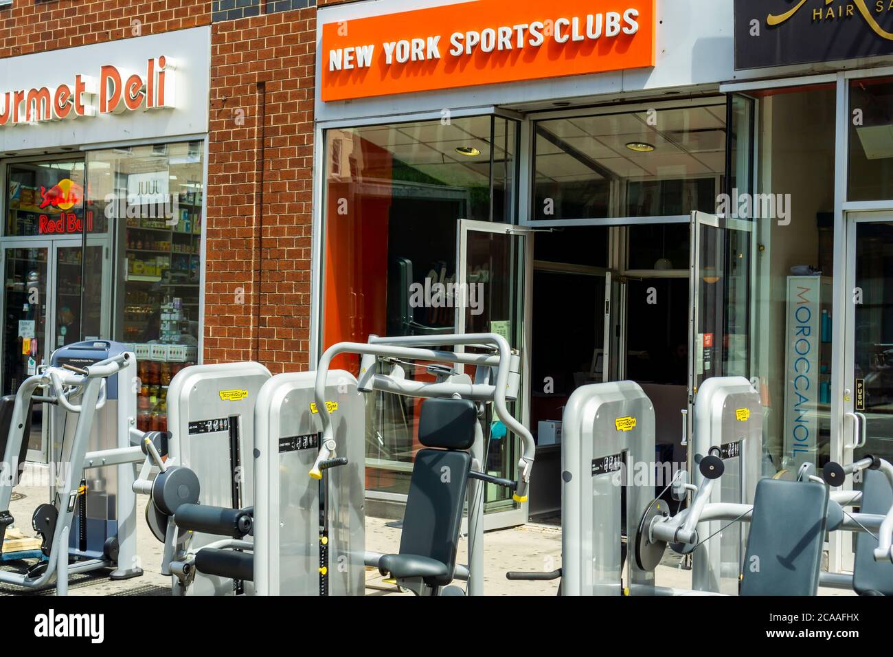 Le attrezzature per l'esercizio fisico sono state sostituite da una palestra chiusa del New York Sports Club durante la pandemia Covid-19 a New York lunedì 3 agosto 2020. I palestre erano originariamente parte della fase 4 riapertura ma NYS Gov. Andrew Cuomo li ha rimossi. (© Richard B. Levine) Foto Stock