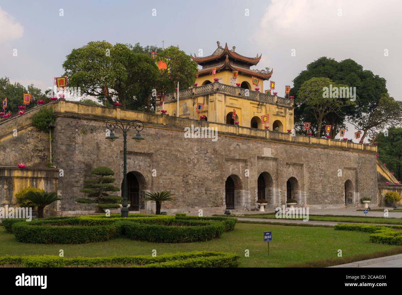 La porta principale della ex cittadella imperiale Thang Long nella capitale vietnamita Hanoi Foto Stock