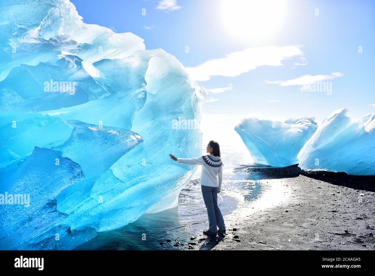 Islanda incredibile paesaggio alla spiaggia di Iceberg. Turistico in iceberg sulla spiaggia di ghiaccio, Breidamerkursandur aka Diamond Beach di jokulsarlon laguna glaciale Foto Stock