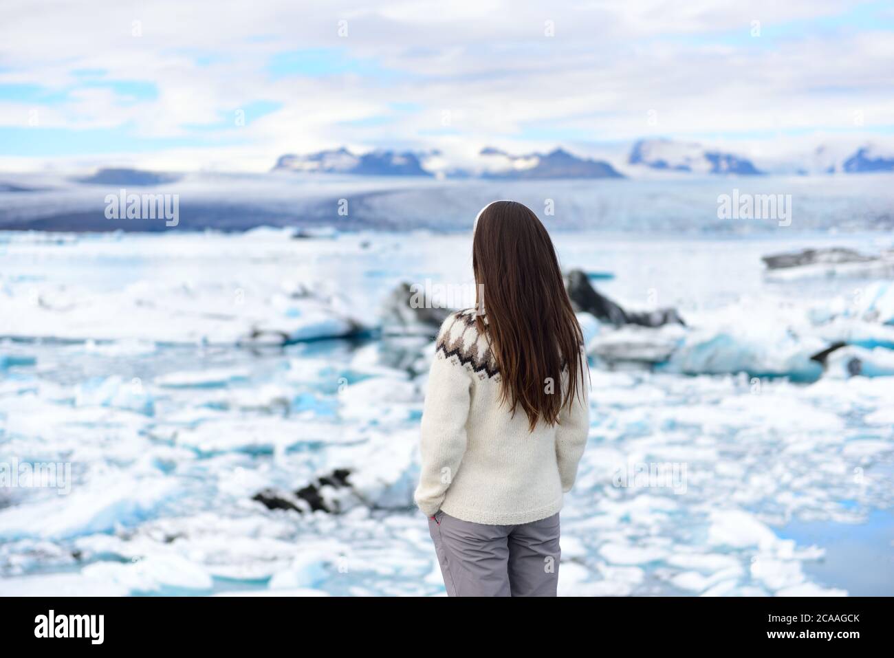 Islanda viaggio turistico godendo di vista del paesaggio naturale Jokulsarlon laguna glaciale in Islanda. Donna in piedi all'aperto da destinazione turistica Foto Stock