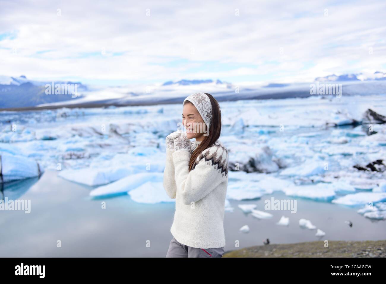 Islanda viaggio turistico godendo del paesaggio naturale Jokulsarlon laguna glaciale in Islanda. Ritratto di Donna in piedi all'aperto da destinazione turistica Foto Stock