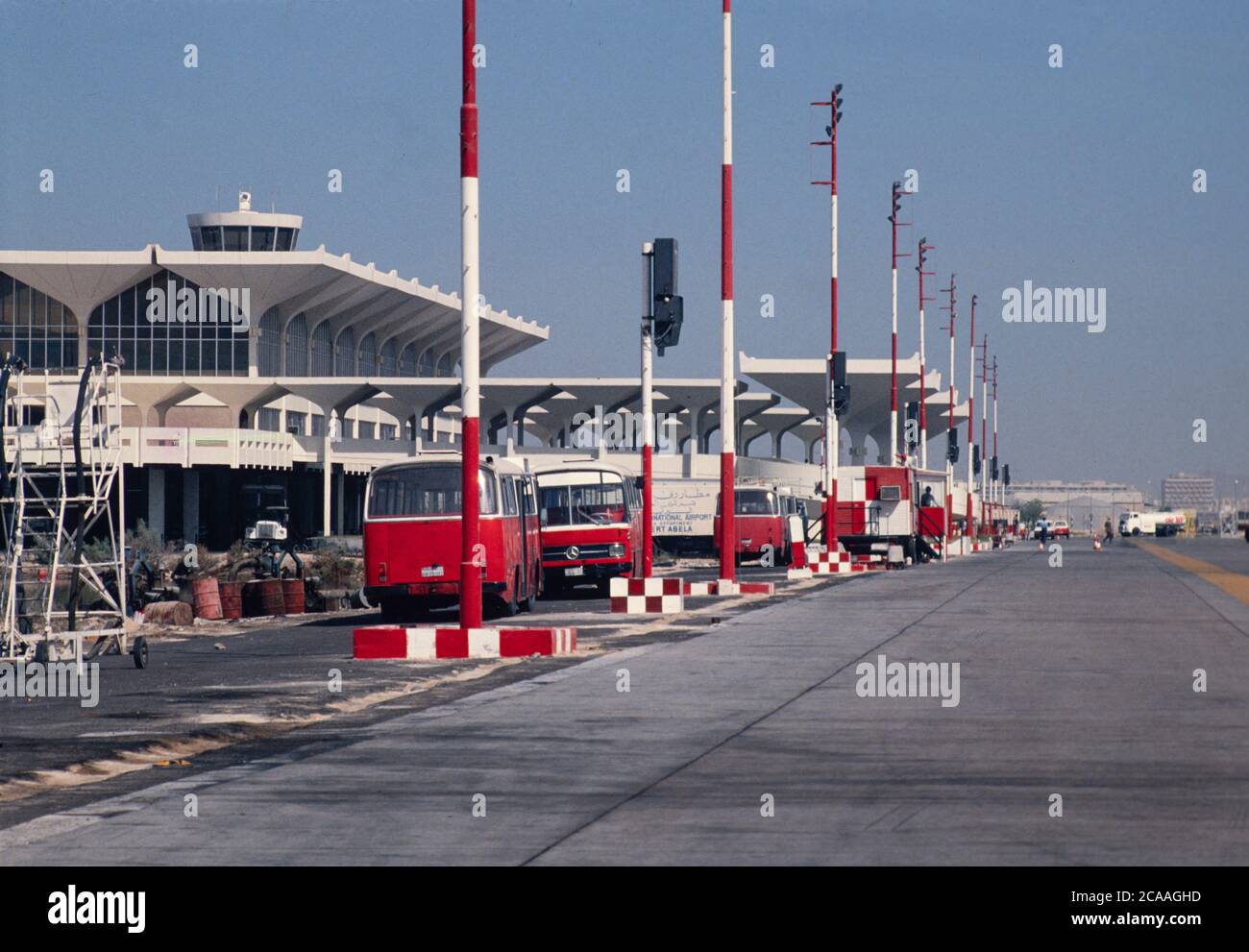 Immagine d'archivio: Grembiule dell'aeroporto internazionale di Dubai, fotografato nel 1979 prima del suo sviluppo in un importante hub. Credito: Malcolm Park Foto Stock