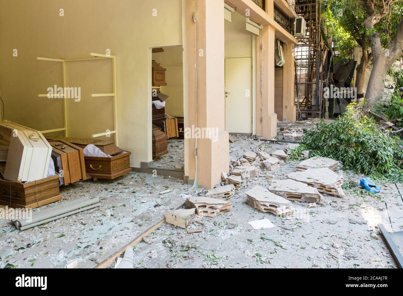 Coffins e cofanetti negozio distrutto dopo una massiccia esplosione scosse Beirut il 4 agosto 2020, Achrafieh/Beirut, Libano Foto Stock