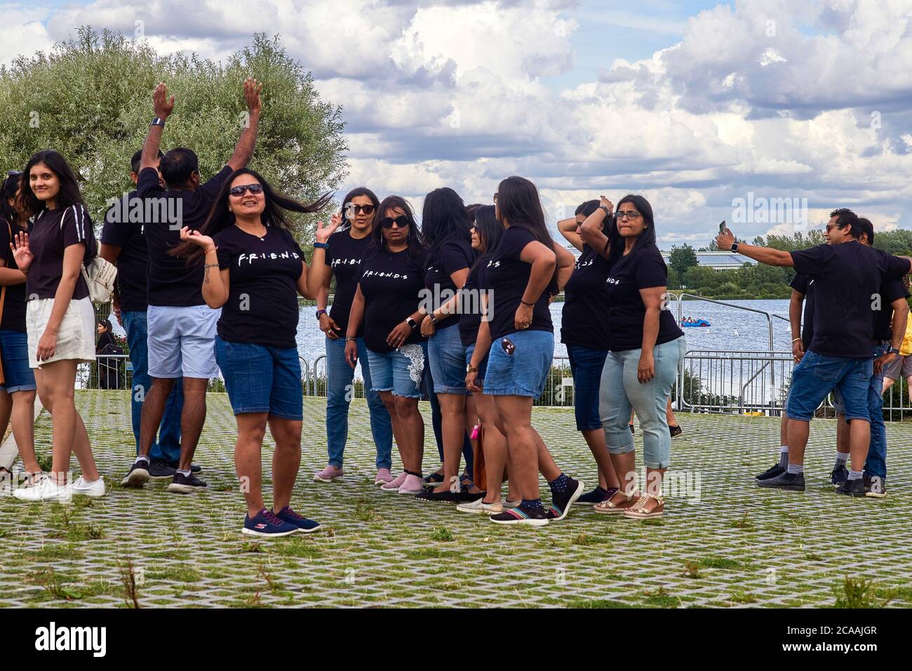 Un gruppo di donne asiatiche con le t-shirt degli amici a Willen Lake, Milton Keynes durante il fine settimana Eid Foto Stock