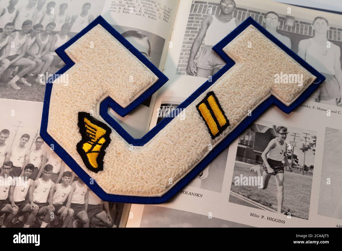 Still Life 1960's High School Athletic Letter on Class Yearbook, USA Foto Stock Still Life 1960's High School Athletic Letter on Class Yearbook, USA Foto Stock