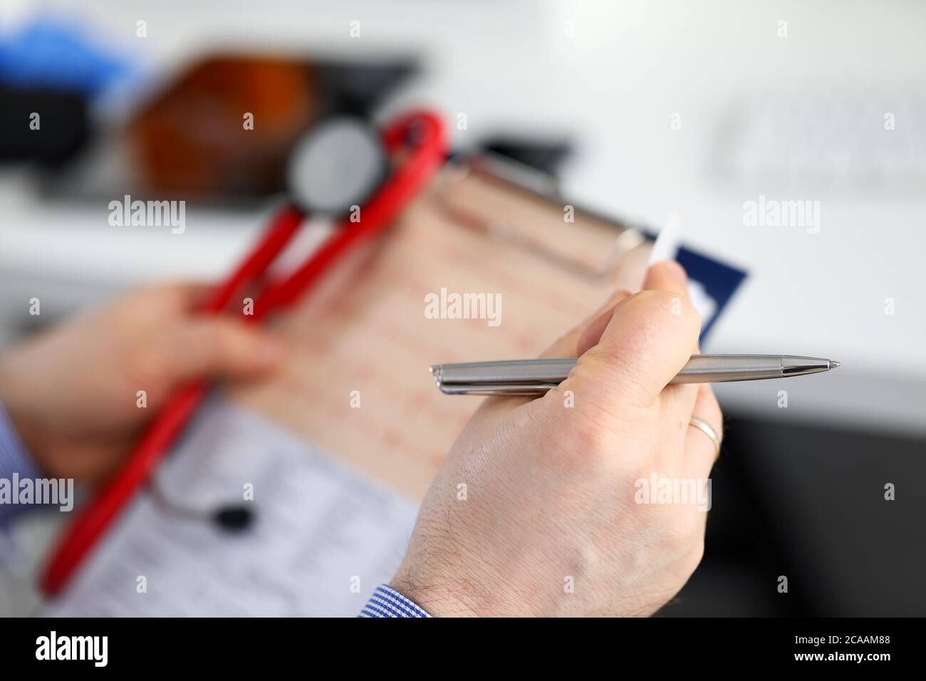 Medico di sesso maschile mani con cardiogramma grafico Foto Stock