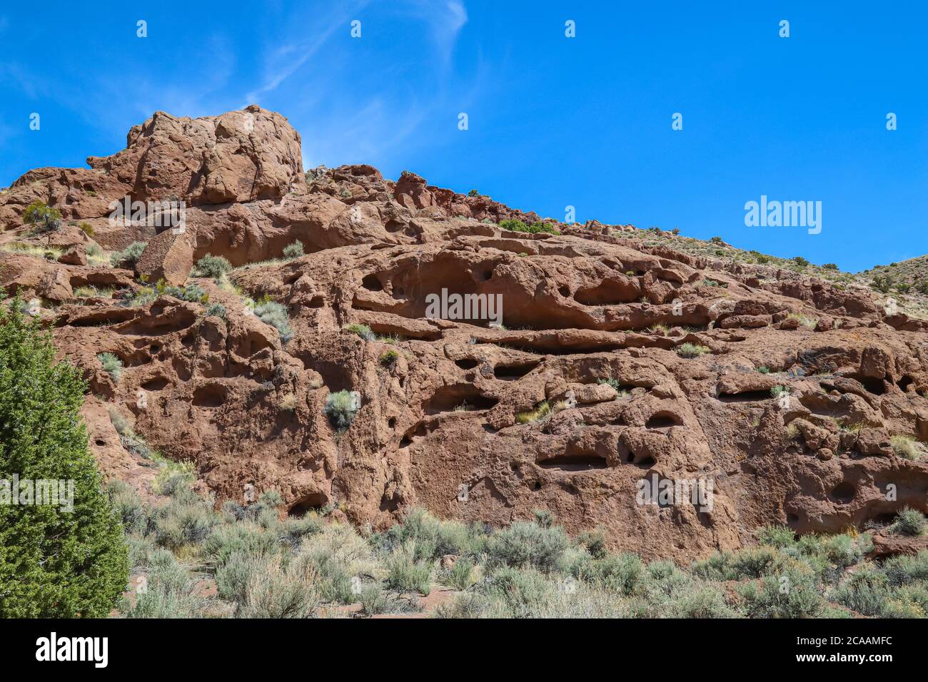 VIRGINIA MOUNTAINS, NEVADA, STATI UNITI - Apr 22, 2020: La Monkey Condos, una formazione rocciosa inquietante di molte piccole grotte nella roccia rossa del deserto, è una Foto Stock