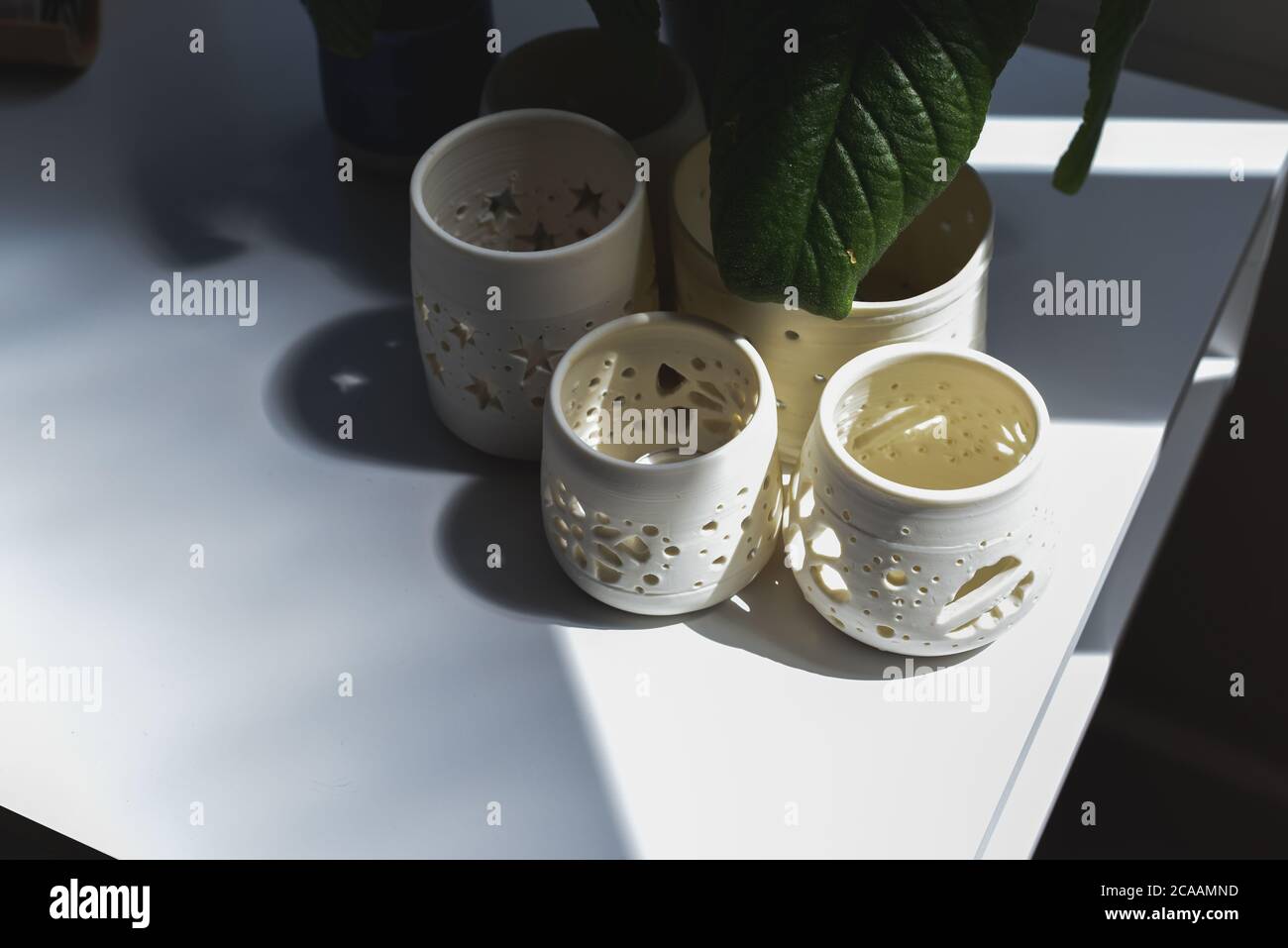 Gruppo di vasi in ceramica fatti a mano e ciotole decorative in ceramica all'interno della stanza Foto Stock