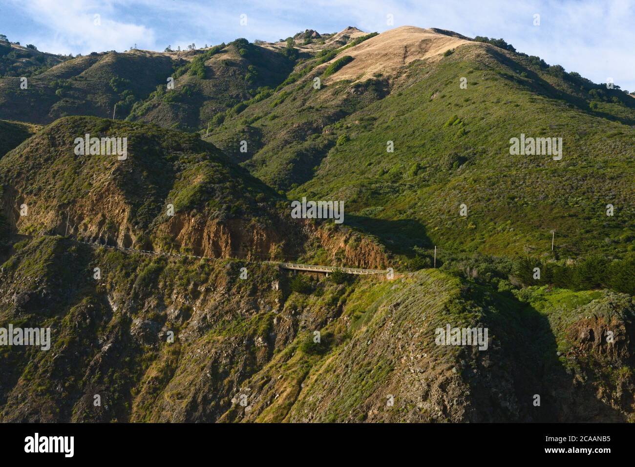 Magnifico, maestoso paesaggio di montagna zona di Ragged Big sur della costa centrale, respirare ammirando viste che ispirano la beatitudine, la fiducia e la pace. Foto Stock