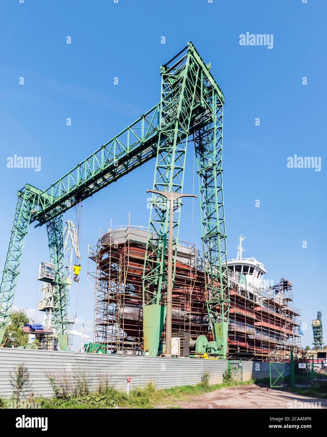 Costruzione di navi e gru presso il cantiere navale di Danzica, Polonia Foto Stock