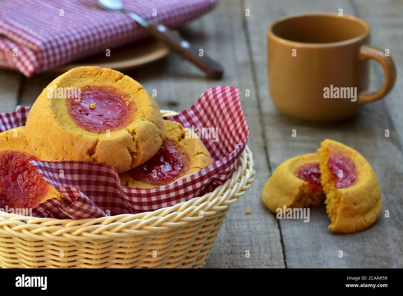 cestino di pane con biscotti dolci per la colazione su tavolo di legno Foto Stock