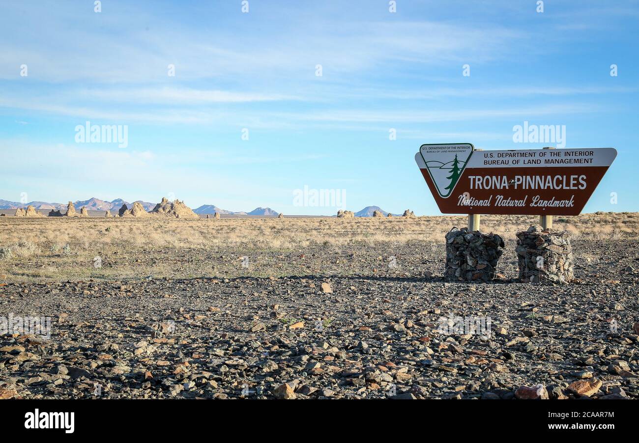 TRONA, CALIFORNIA, STATI UNITI - 17 giu 2017: Un segno segna l'ingresso ai Trona Pinnacles, un paesaggio unico di guglie di tufo essiccate in California Foto Stock TRONA, CALIFORNIA, STATI UNITI - 17 giu 2017: Un segno segna l'ingresso ai Trona Pinnacles, un paesaggio unico di guglie di tufo essiccate in California Foto Stock