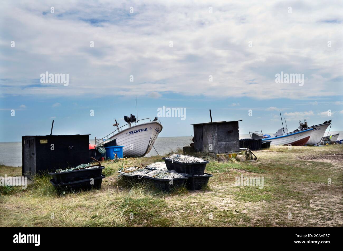 le imbarcazioni dell'industria della pesca costiera si sono tirate in su sulla spiaggia sizewell suffolk inghilterra Foto Stock