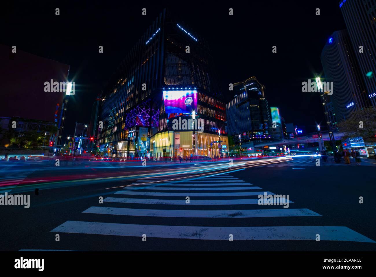 Una strada nel centro di Ginza Tokyo di notte Foto Stock