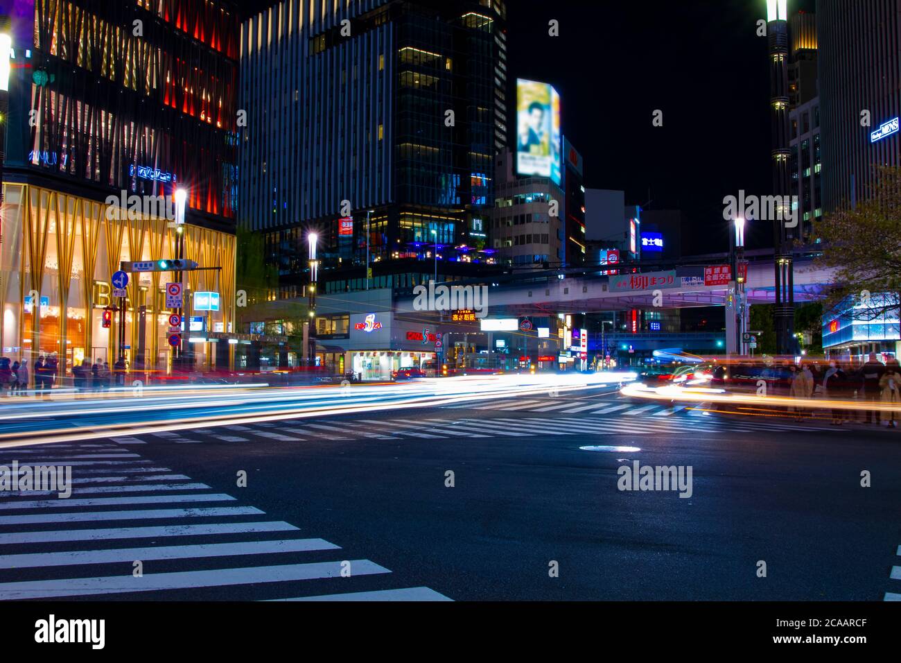 Una strada nel centro di Ginza Tokyo di notte Foto Stock