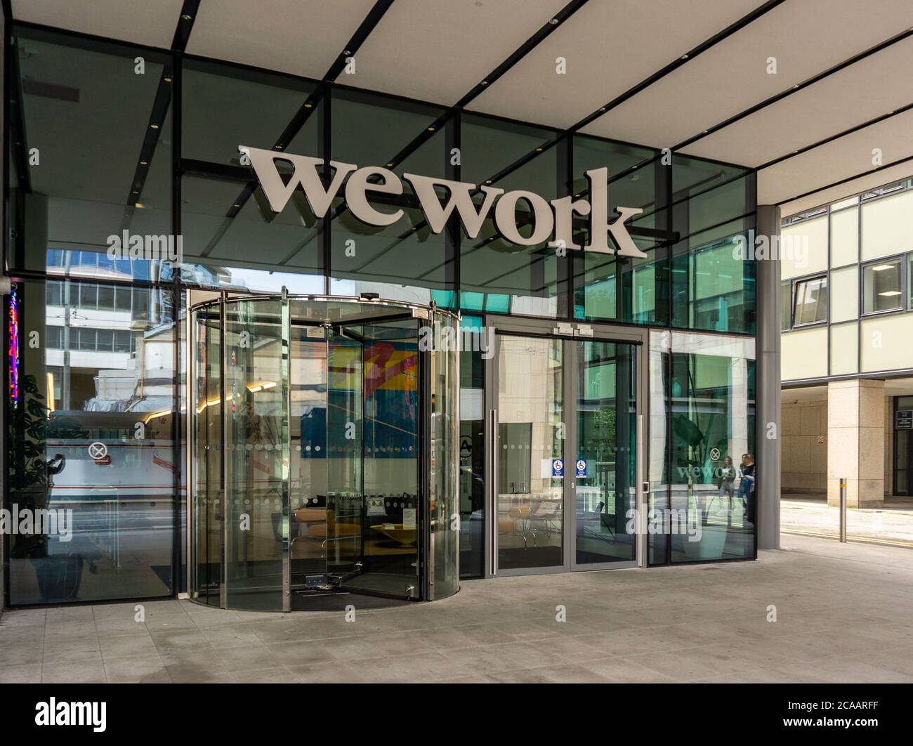 L'entrata agli uffici di WEWORK Harcourt Road, Dublino, Irlanda, la compagnia spaziale co-working Office. Foto Stock