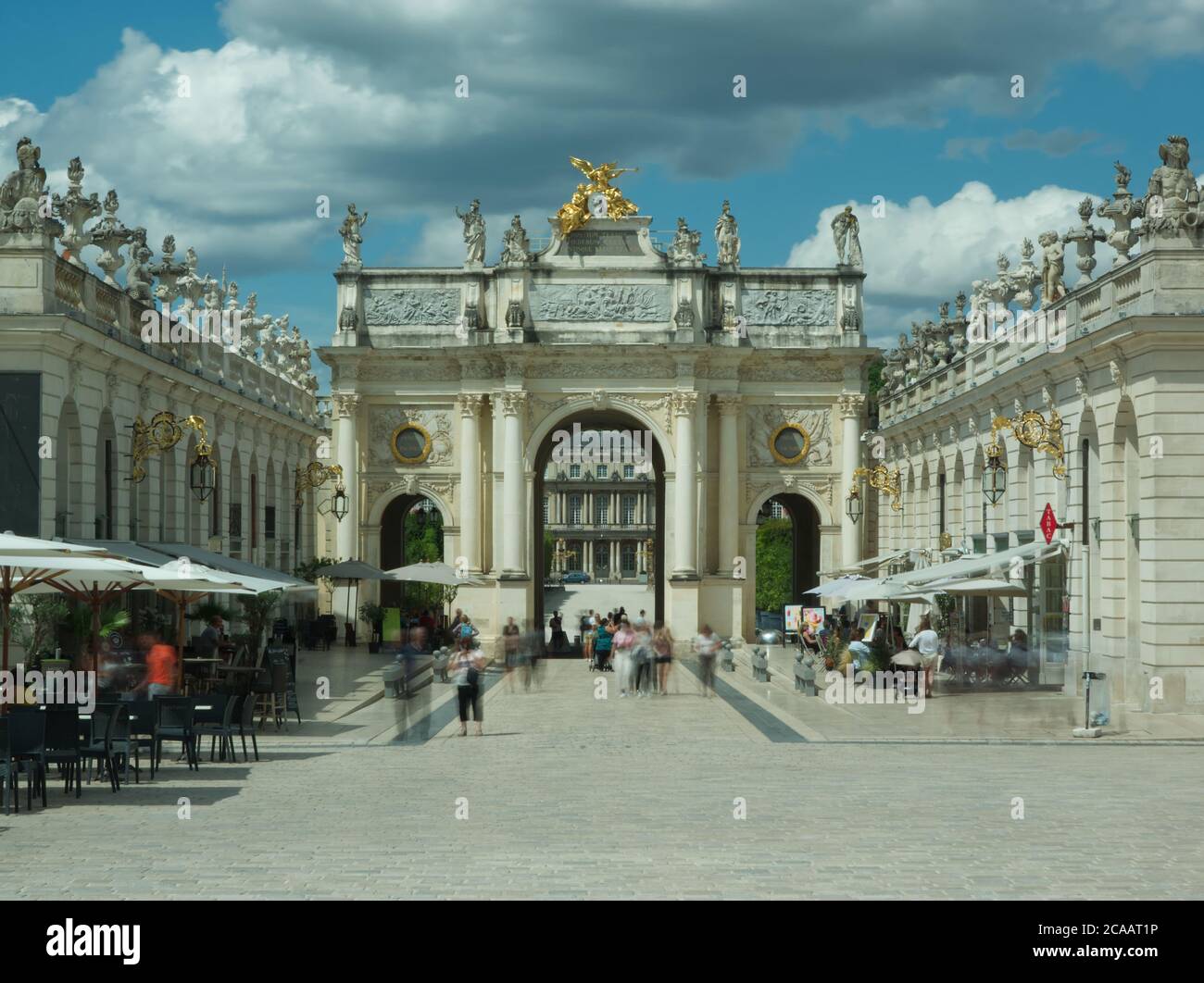 Lungo tempo di esposizione sull'Arco qui corridoio dal luogo Stanislas di Nancy bordato da facciate classiche Foto Stock