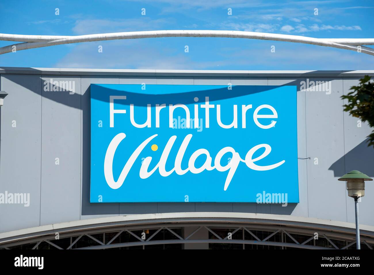 Un logo del Furniture Village presso una filiale di Londra. Foto Stock