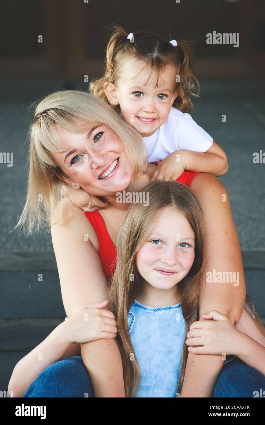 bella mamma bionda con figlie. ritratto di gruppo Foto Stock