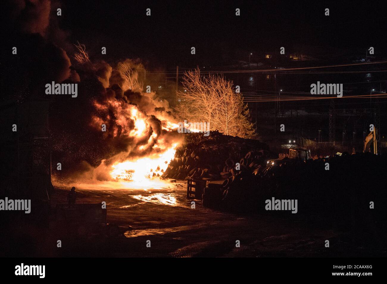 Incendio che infuria in una pila di rottami di pneumatici. Foto Stock