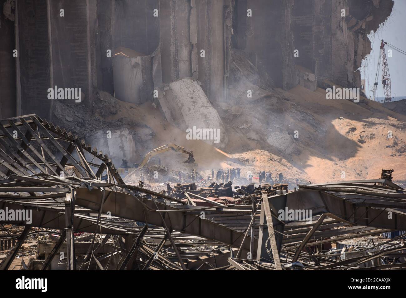 Beirut, Libano, 5 agosto 2020. Le squadre di risposta alle crisi lavorano al suolo zero di una catastrofica esplosione nel porto della capitale che ha distrutto grandi aree della periferia settentrionale della città, ferendo oltre 6000 persone, con un bilancio di oltre duecento morti. Elizabeth Fitt Foto Stock