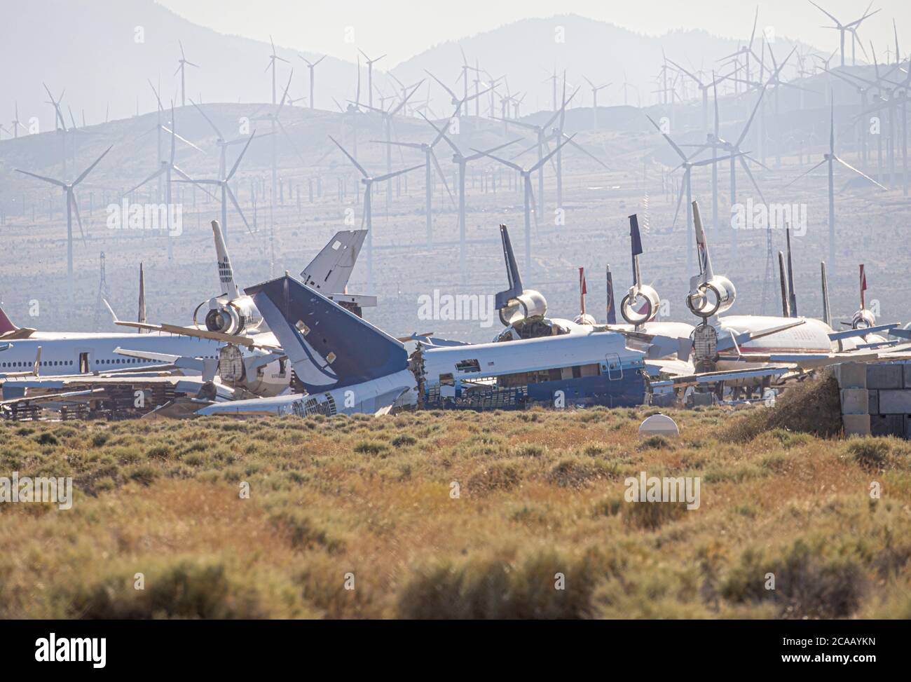 MOJAVE, CALIFORNIA, STATI UNITI - 22 giu 2020: Un aereo si trova in uno stato di smantellamento per parti all'interno del boneyard dell'aeromobile al Mojave Foto Stock