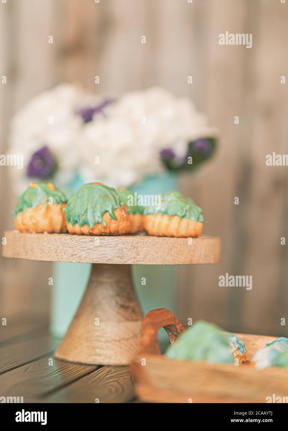 Puffi color crema verde pastello decorati con idrangee bianche. Foto Stock