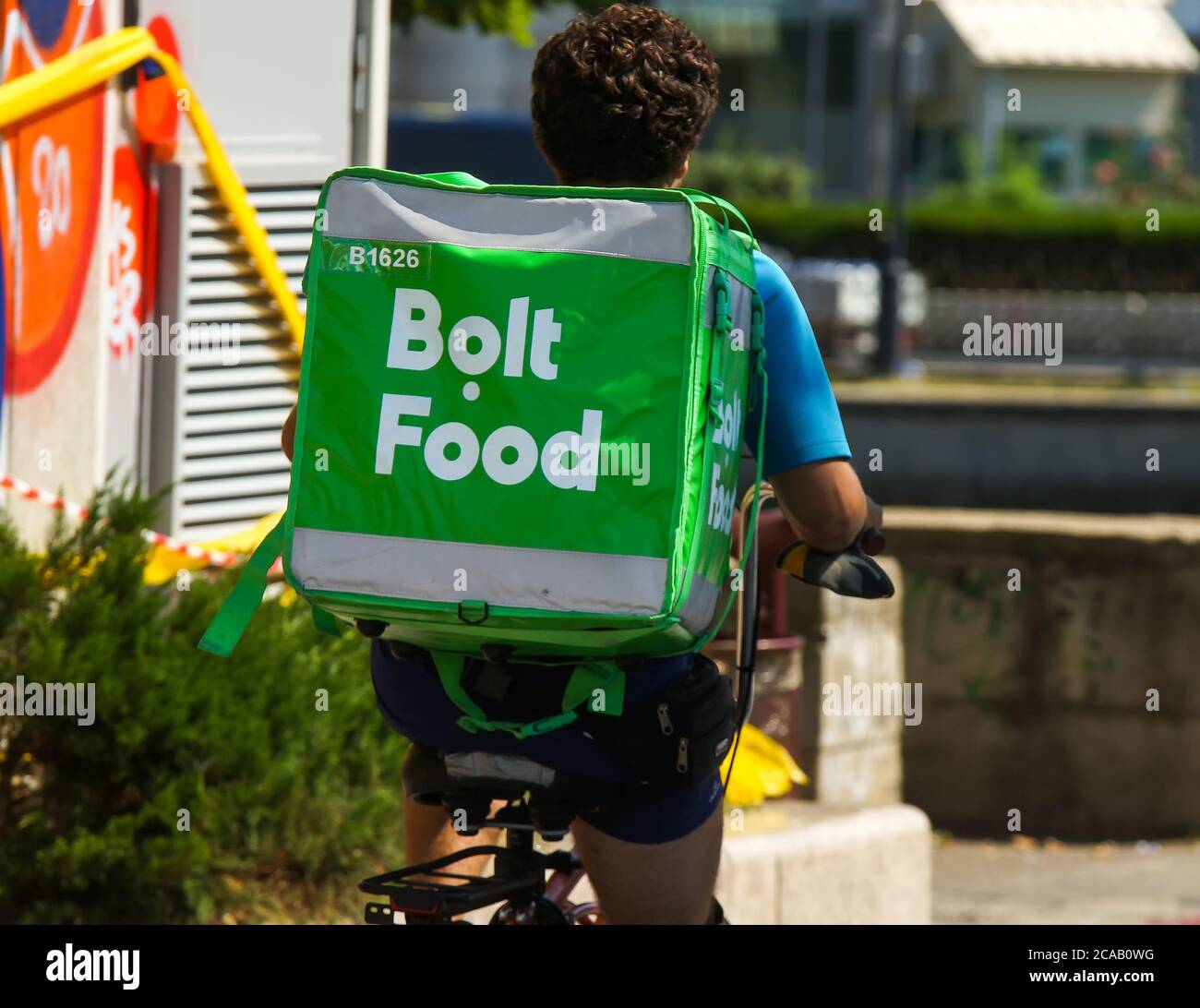 Bucarest, Romania - 23 luglio 2020: Un corriere di consegna di cibo di bolt consegna consegna il cibo a Bucarest, Romania. Foto Stock