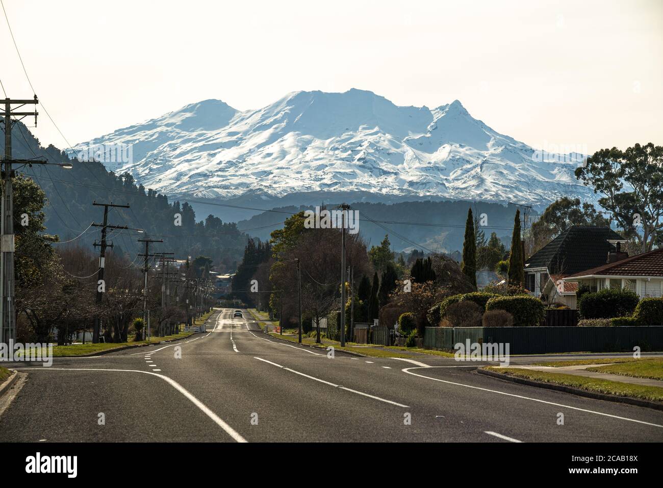 Via vuota ad Ohakune, Nuova Zelanda in inverno, con il Monte Ruapehu e il campo da sci di Turoa sullo sfondo. Foto Stock