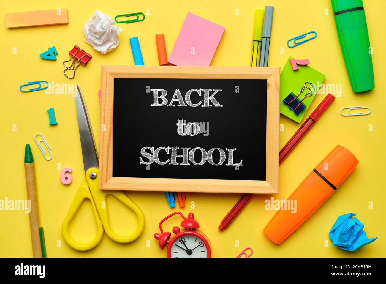 Concetto di ritorno a scuola in gesso telaio e forniture per ufficio Foto Stock