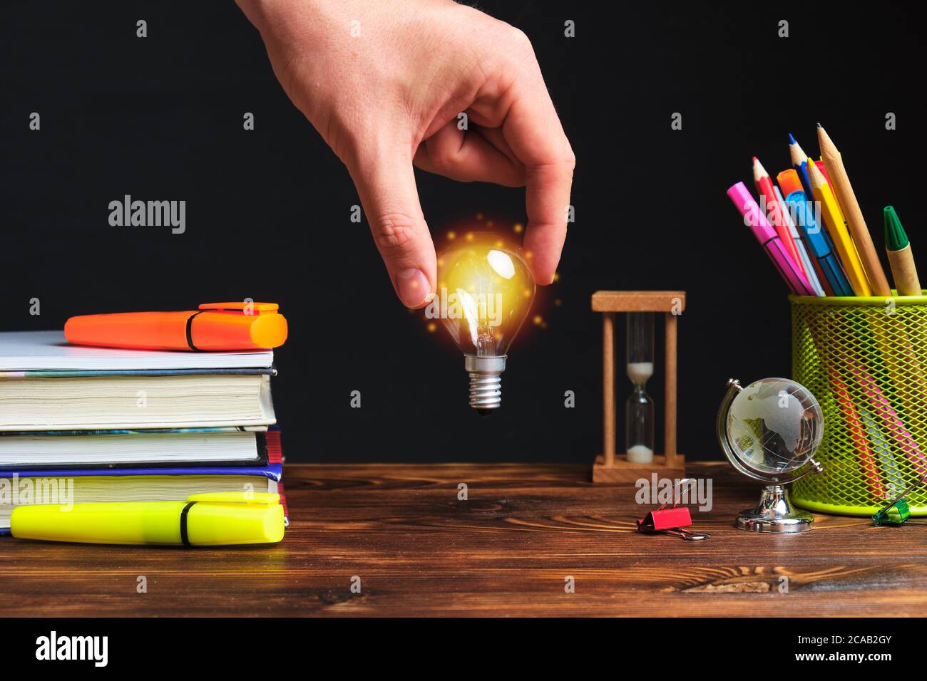 Torna a scuola con una lampadina con luce. Foto Stock