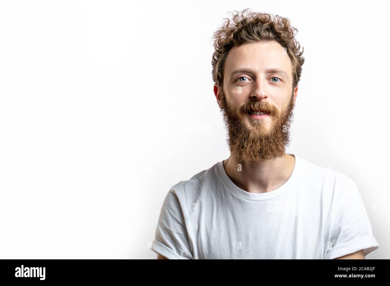 Simpatico, gentile e sincero, l'hipster guy sorride alla telecamera, esprime emozioni positive simpatia e grande amore. Allegro romantico fiorista con dai Foto Stock