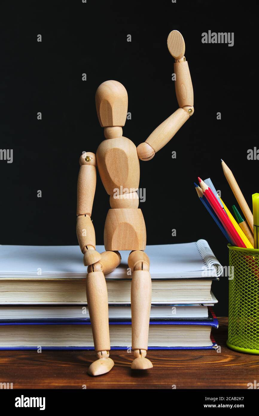 Concetto di ritorno a scuola con forniture per ufficio e manichino accogliente. Foto Stock