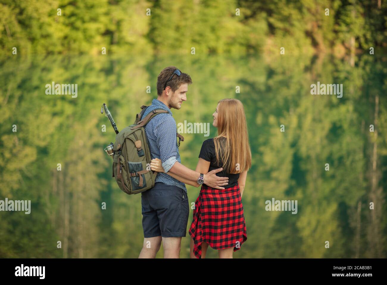 due amanti attraenti che si divertono. natura magnifica sullo sfondo della foto. momenti incantevoli. amore a prima vista. indietro vista ritratto Foto Stock