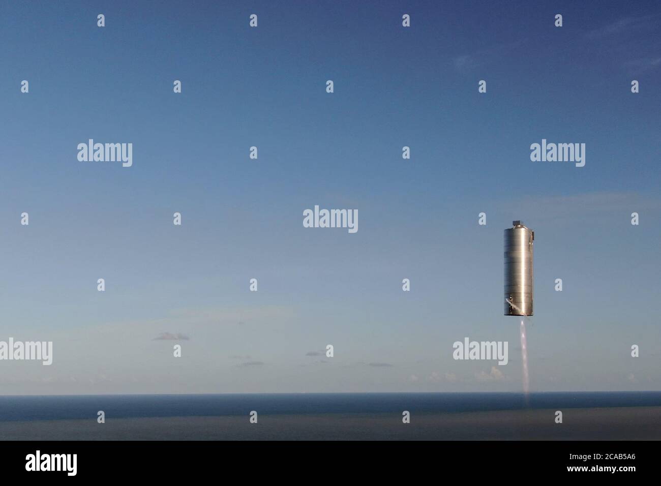 Boca Chica, Stati Uniti. 05 agosto 2020. Il prototipo integrale della Starship SN5 di SpaceX ha completato il suo primo volo di prova di successo, salendo a 490 metri (150 piedi) sopra Boca Chica, Texas, martedì 4 agosto 2020. Poco dopo il volo, il CEO di SpaceX, Elon Musk, ha twittato: "la realtà è la realtà". Photo by SpaceX/UPI Credit: UPI/Alamy Live News Foto Stock