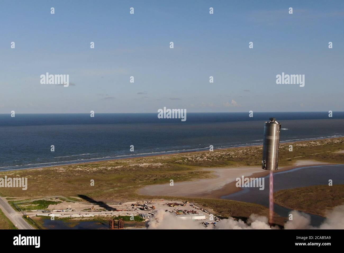 Boca Chica, Stati Uniti. 05 agosto 2020. Il prototipo integrale della Starship SN5 di SpaceX ha completato il suo primo volo di prova di successo, salendo a 490 metri (150 piedi) sopra Boca Chica, Texas, martedì 4 agosto 2020. Poco dopo il volo, il CEO di SpaceX, Elon Musk, ha twittato: "la realtà è la realtà". Photo by SpaceX/UPI Credit: UPI/Alamy Live News Foto Stock