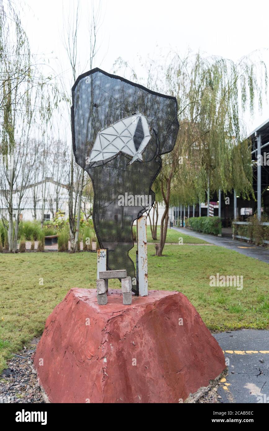 CABA, Buenos Aires / Argentina; 29 giugno 2019: Scultura: Fazzoletto bianco sulla mappa dell'Argentina, nella detenzione ex clandestina, tortura e ext Foto Stock